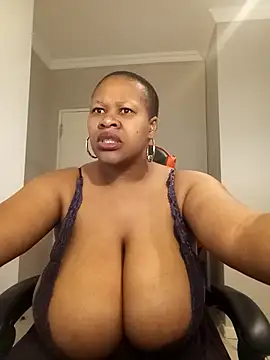 Snapshot of bustylisa1983 chatting on 09.16.25 bustylisa1983 online show from 09.16.25