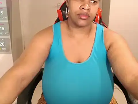 Snapshot of bustylisa1983 chatting on 09.22.25 bustylisa1983 online show from 09.22.25