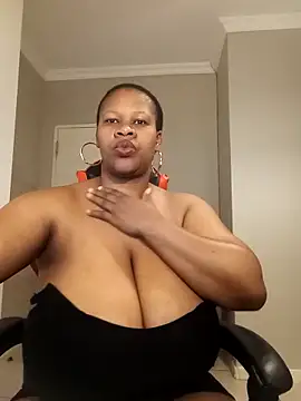 Snapshot of bustylisa1983 chatting on 10.18.25 bustylisa1983 online show from 10.18.25