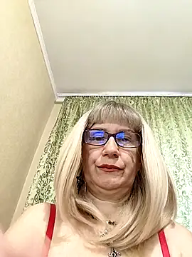 Snapshot of koroleva70 chatting on 12.14.25 koroleva70 online show from 12.14.25