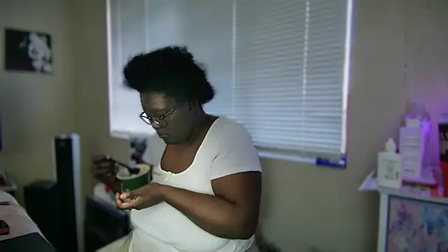 Snapshot of Yagurl__west chatting on 02.20.25 Yagurl west online show from 02.20.25