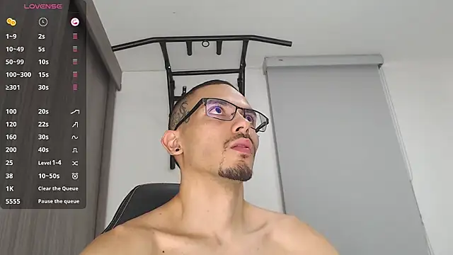 Snapshot of russthiago chatting on 03.10.25 russthiago online show from 03.10.25