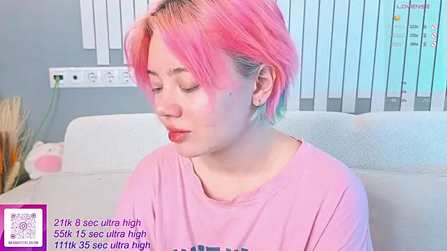 Snapshot of __KawaiiYuki__ chatting on 10.13.25 KawaiiYuki online show from 10.13.25