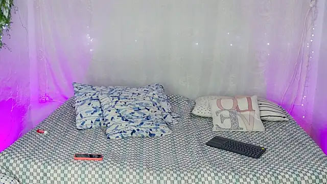 Snapshot of lau_sil chatting on 10.11.25 lau sil online show from 10.11.25