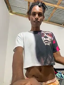 Snapshot of lau_sil chatting on 12.21.25 lau sil online show from 12.21.25