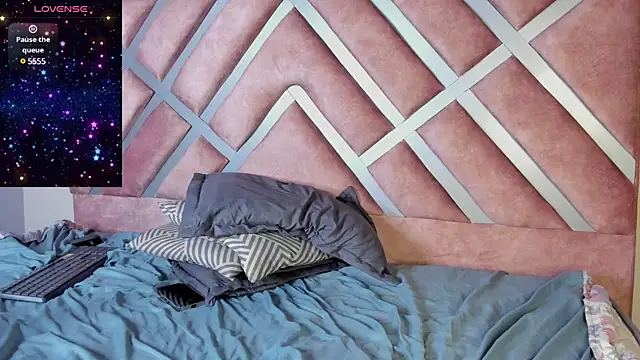 Snapshot of pamela_anderson_ chatting on 12.28.24 pamela anderson online show from 12.28.24