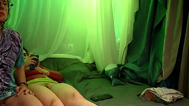 Snapshot of Claudia_and_elon_ chatting on 09.29.25 Claudia and elon online show from 09.29.25