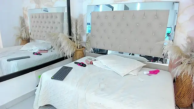 Snapshot of ainaah_ chatting on 02.27.25 ainaah online show from 02.27.25