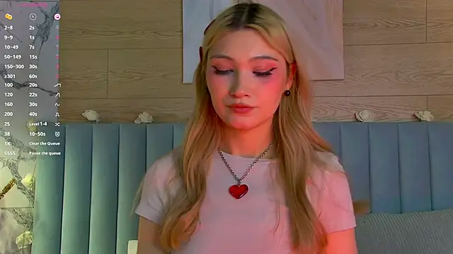 Snapshot of CarolReeves chatting on 02.10.25 CarolReeves online show from 02.10.25