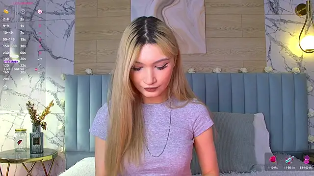 Snapshot of CarolReeves chatting on 02.25.25 CarolReeves online show from 02.25.25