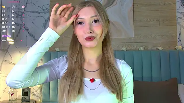 Snapshot of CarolReeves chatting on 03.08.25 CarolReeves online show from 03.08.25