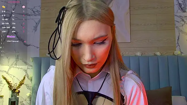 Snapshot of CarolReeves chatting on 03.10.25 CarolReeves online show from 03.10.25