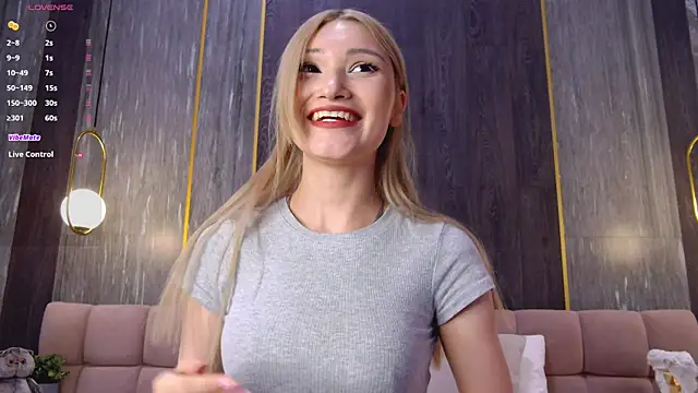 Snapshot of CarolReeves chatting on 03.15.25 CarolReeves online show from 03.15.25