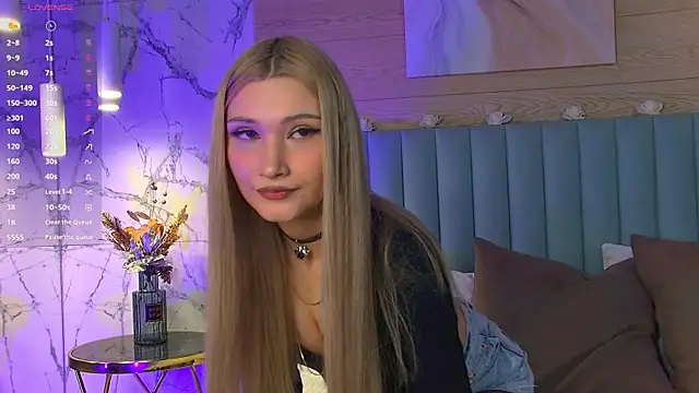 Snapshot of CarolReeves chatting on 03.19.25 CarolReeves online show from 03.19.25