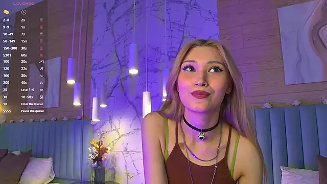 Snapshot of CarolReeves chatting on 03.19.25 CarolReeves online show from 03.19.25