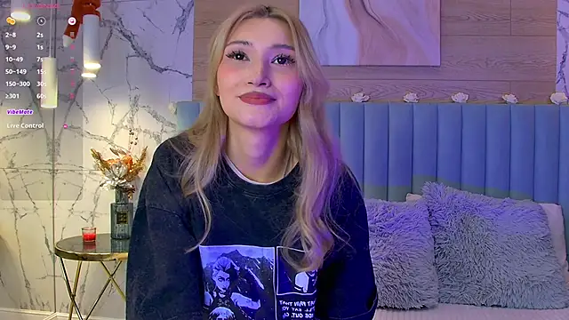 Snapshot of CarolReeves chatting on 03.23.25 CarolReeves online show from 03.23.25