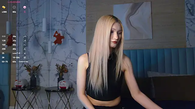 Snapshot of CarolReeves chatting on 10.17.25 CarolReeves online show from 10.17.25