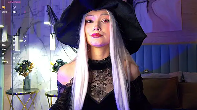 Snapshot of CarolReeves chatting on 10.31.25 CarolReeves online show from 10.31.25