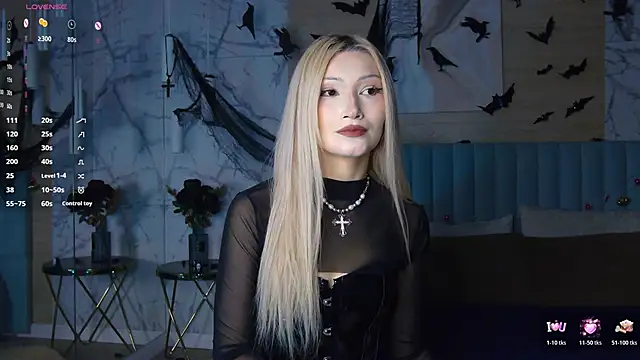 Snapshot of CarolReeves chatting on 11.04.25 CarolReeves online show from 11.04.25