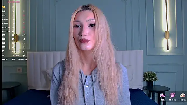 Snapshot of CarolReeves chatting on 11.11.25 CarolReeves online show from 11.11.25