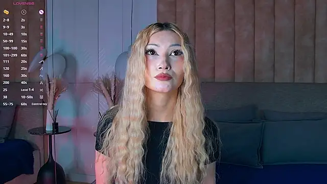 Snapshot of CarolReeves chatting on 11.14.25 CarolReeves online show from 11.14.25