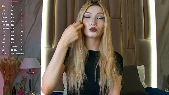 Snapshot of CarolReeves chatting on 11.15.25 CarolReeves online show from 11.15.25