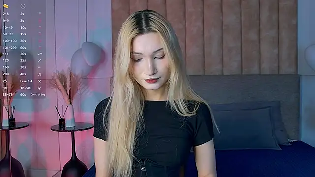 Snapshot of CarolReeves chatting on 11.18.25 CarolReeves online show from 11.18.25