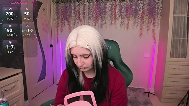 EmmyBunny online show from 04.21.26