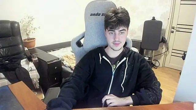 Snapshot of Knuckles17 chatting on 11.28.25 Knuckles17 online show from 11.28.25