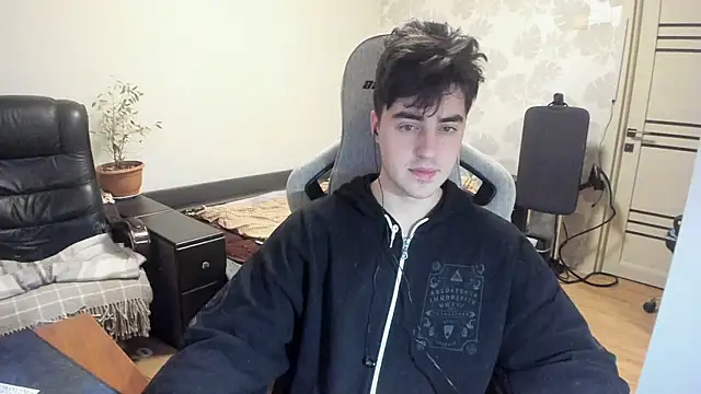 Snapshot of Knuckles17 chatting on 12.04.25 Knuckles17 online show from 12.04.25