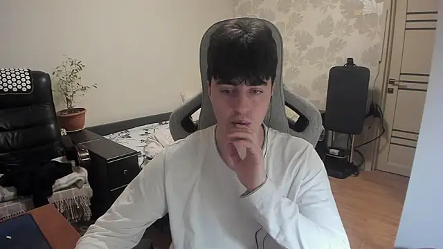 Snapshot of Knuckles17 chatting on 12.14.25 Knuckles17 online show from 12.14.25