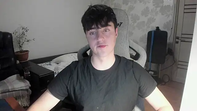 Snapshot of Knuckles17 chatting on 12.18.25 Knuckles17 online show from 12.18.25