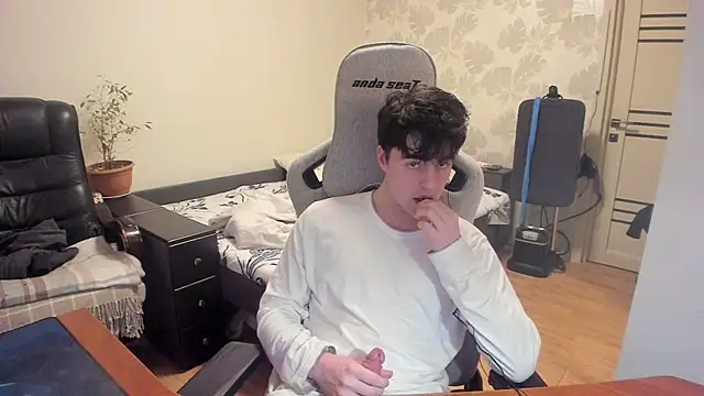 Snapshot of Knuckles17 chatting on 12.19.25 Knuckles17 online show from 12.19.25