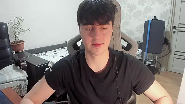 Snapshot of Knuckles17 chatting on 12.21.25 Knuckles17 online show from 12.21.25