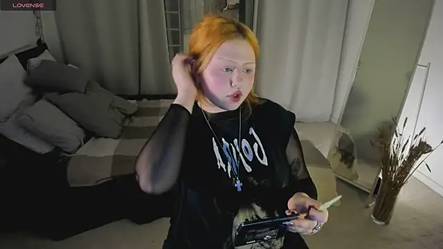 Snapshot of bitchofsun_ chatting on 10.16.25 bitchofsun  online show from 10.16.25