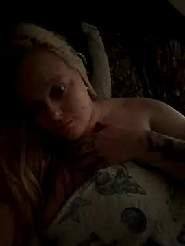 Snapshot of Cumslutsnowbunnie69 chatting on 10.13.25 Cumslutsnowbunnie69 online show from 10.13.25