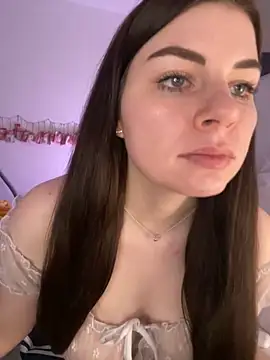 Snapshot of EllyNora chatting on 12.04.25 EllyNora online show from 12.04.25