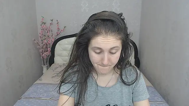 Holliy Cooper online show from 02.06.25