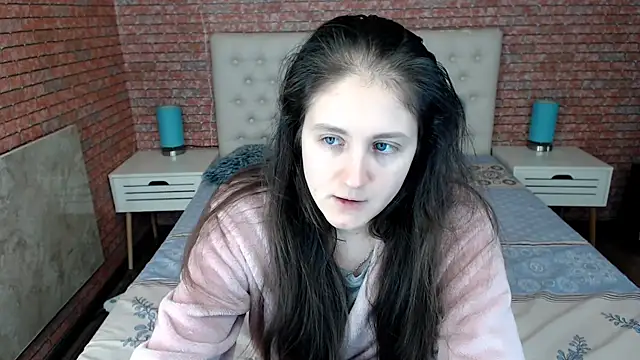 Holliy Cooper online show from 02.07.25