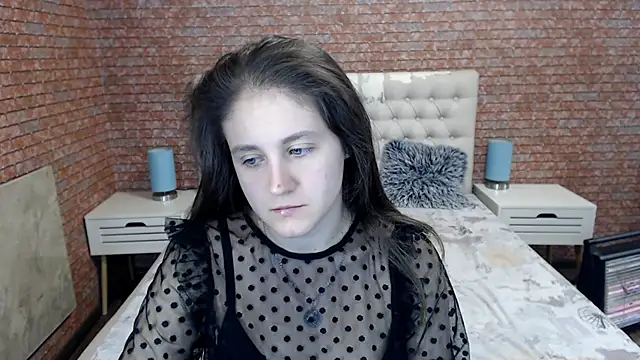 Holliy Cooper online show from 10.03.25