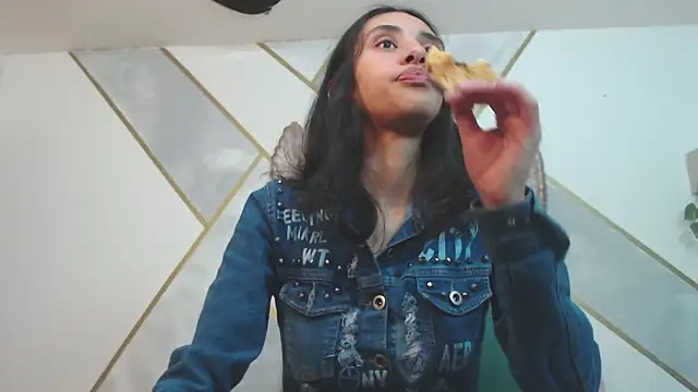 RoxanaCyrano  online show from 02.26.25