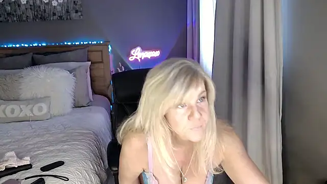 Snapshot of Lenaxox chatting on 03.19.26 Lenaxox online show from 03.19.26