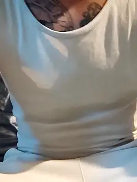 Snapshot of PIercingBoy38 chatting on 09.08.25 PIercingBoy38 online show from 09.08.25