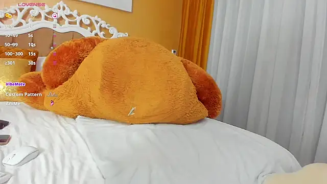 GoldenCaroline online show from 10.17.25