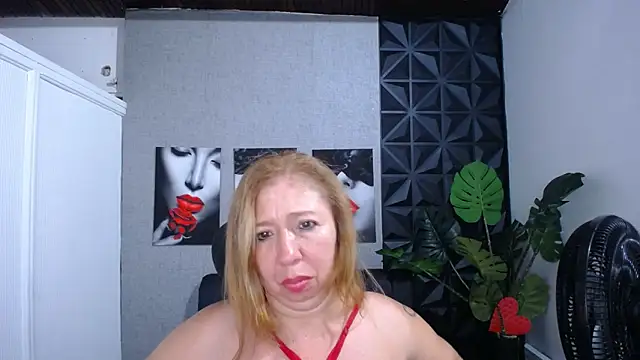 Snapshot of Valentinaa_mature chatting on 06.06.26 Valentinaa mature online show from 06.06.26