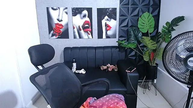 Snapshot of Valentinaa_mature chatting on 06.22.26 Valentinaa mature online show from 06.22.26
