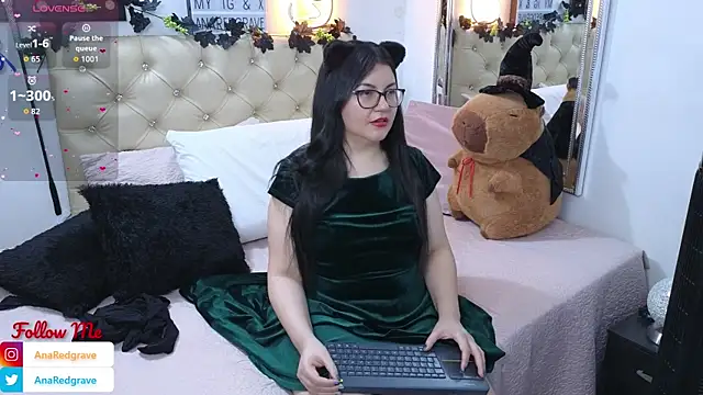 Snapshot of AnnaRedgrave chatting on 11.23.25 AnnaRedgrave online show from 11.23.25