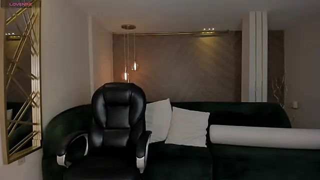 LizzHamilton   online show from 10.16.25