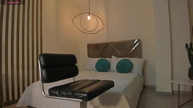 LizzHamilton   online show from 10.18.25