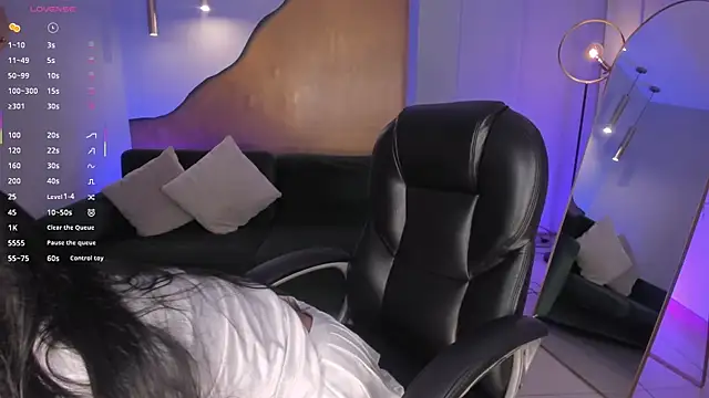 LizzHamilton   online show from 01.12.26